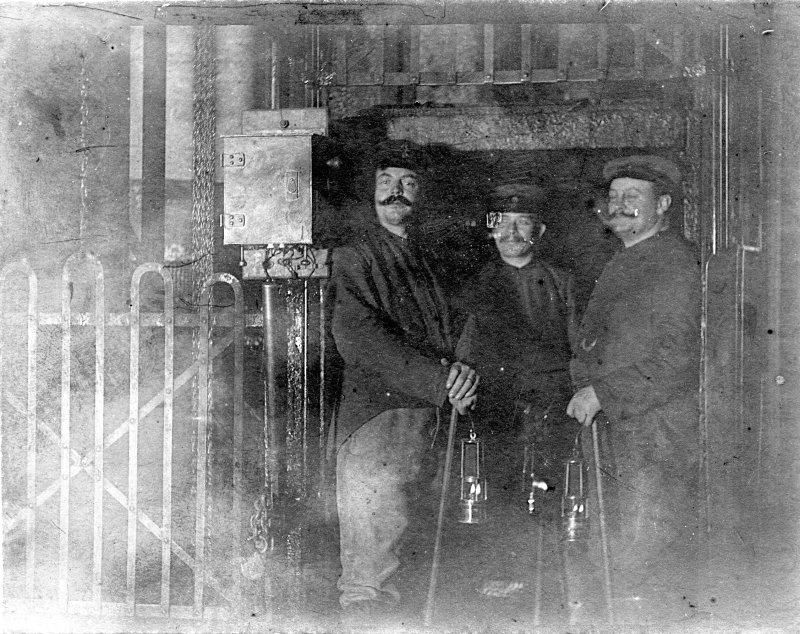 Bergleute am Förderkorb, wohl um 1900