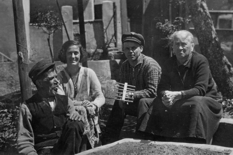 Pause bei der Gartenarbeit, Friedrichsthal (Saar) 1930er