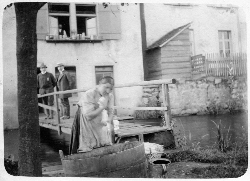 Frau am Waschzuber, wohl um 1900
