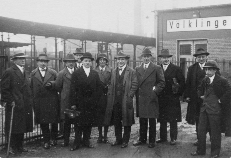 Gruppe vor Bahnhof Völklingen (Saar), wohl 1930er