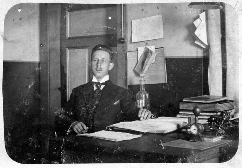 Mann am Schreibtisch, evtl. Baden-Baden um 1910
