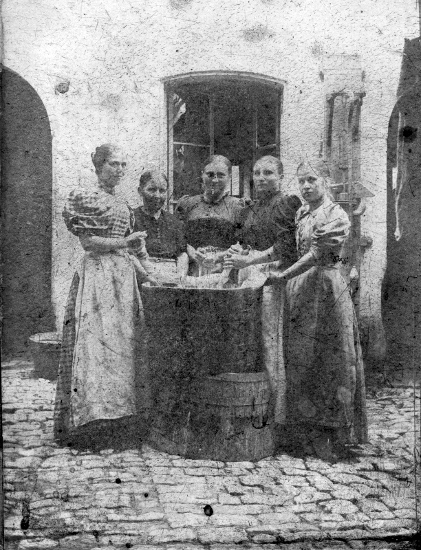 5 Frauen mit weißer Wäsche am hölzernen Waschzuber, Mimbach um 1900