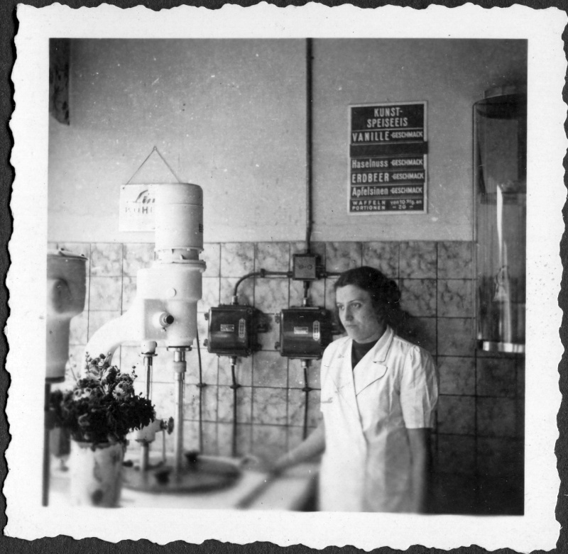 Dame im Eiscafé, Dudweiler 1940er