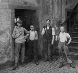 Vor der Schlosserei, wohl Friedrichsthal (Saar) 1920er