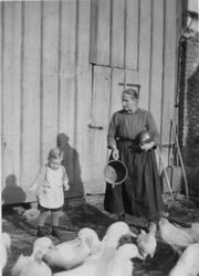 Bäuerin mit Kind, Unterhaun in Hessen um 1935
