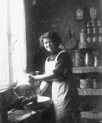 Frau bei Küchenarbeit, um 1910
