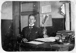 Mann am Schreibtisch, evtl. Baden-Baden um 1910