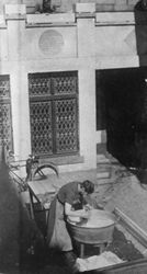 Beim Wäschewaschen in Hof, 1926