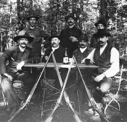 Jägergruppe am Tisch, Südwestdeutschland um 1890