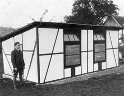 Mann neben seinem neu errichteten Hühnerstall, Saarbrücken 1920er