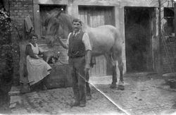 Paar mit Pferd und Hund vor ihrem Bauernhof, Saarbrücken 1920er