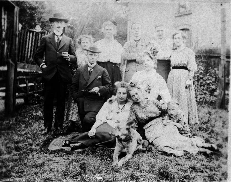 Familie mit Hund, wohl um 1900-1910