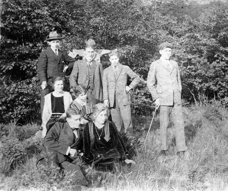 Gruppe mit Vogelscheuche, Saarland 1923