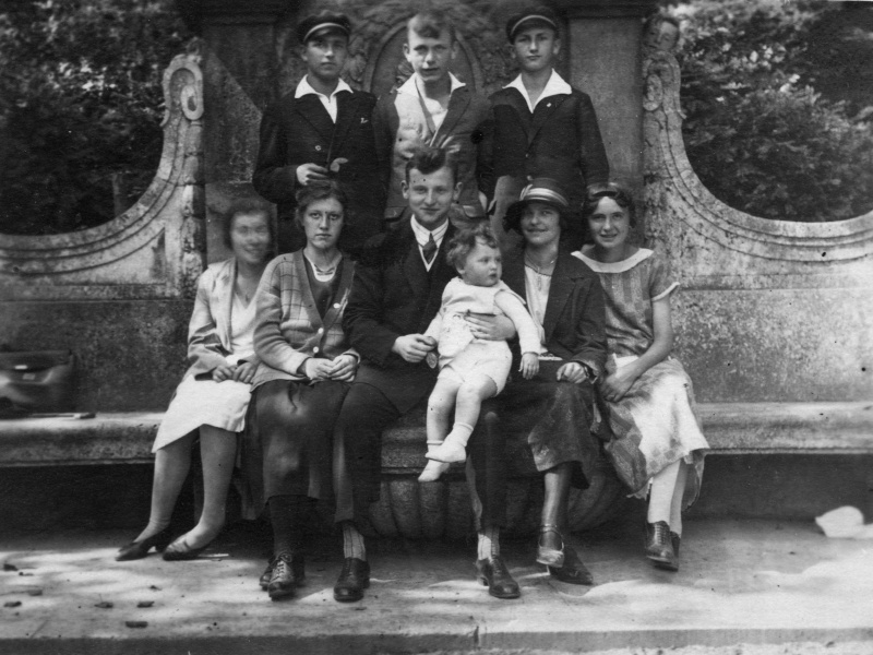 Gruppe auf Denkmalbank, Saarland um 1930