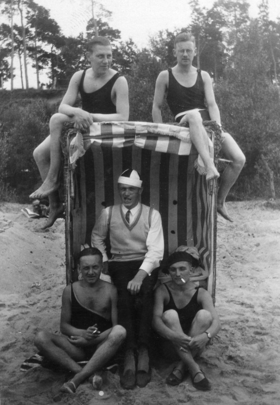 5 Männer am Strandkorb, wohl späte 1920er