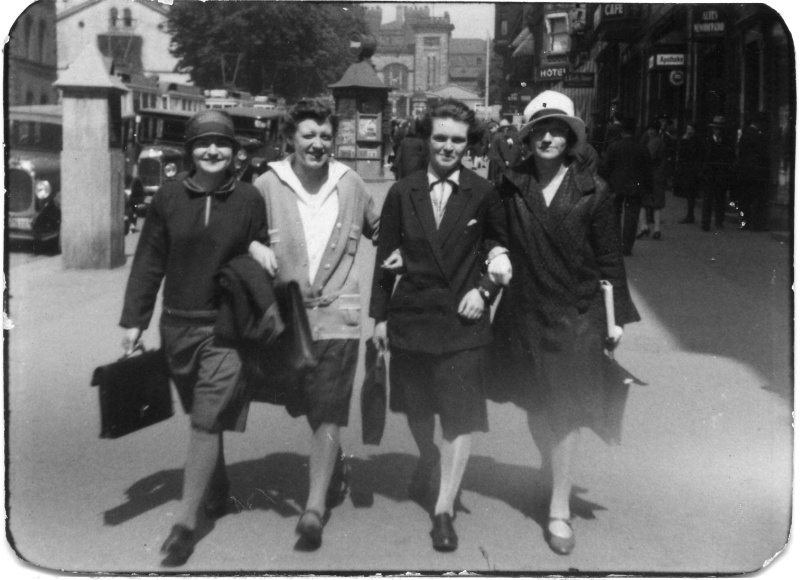 Vier Frauen in der Reichsstraße Saarbrücken um 1930