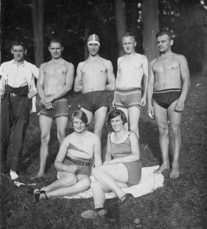 Badegruppe im Freien, Saarland um 1930
