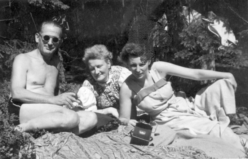 Sonnenbad im Grünen, wohl Vogtland, 1950