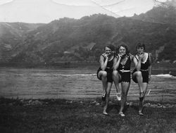 Drei Mädels am Rhein bei St. Goar, 1928