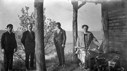 Vier am Aussichtspunkt, Rheinland um 1930