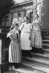 Vier Frauen am Dreikaiserhof, Bad Homburg 1924