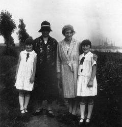Zwei Frauen und zwei Mädchen vor Eisenhütte Neunkirchen (Saar), 1920er