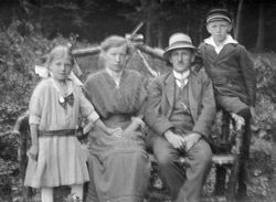 Familie auf Waldbank bei Neunkirchen (Saar) um 1916