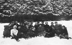 Große Frauengruppe bei Winterausflug, 1920er