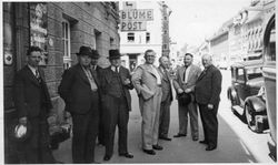 Männergruppe vor Staatsbrauerei Rothaus, um 1930