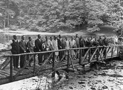 Gruppe auf Holzbrücke, wohl Saarland ca. Ende 1920er