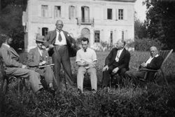 Herrengruppe vor altem Landsitz, um 1930