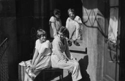 Auf dem Balkon, wohl Saarland 1920-30er