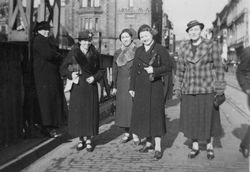 Damengruppe auf Brücke, Saarland / Pfalz 1938