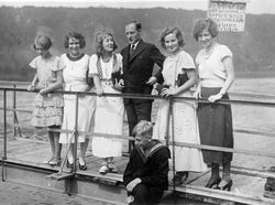 Auf einem Bootssteg am Mittelrhein, wohl Anfang 1930er