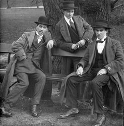 Drei Männer auf Parkbank, Saarland 1910-20er