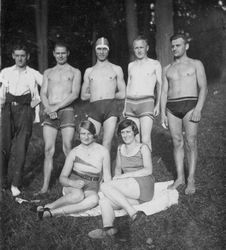 Badegruppe im Freien, Saarland um 1930