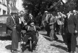 Männergruppe mit Schubkarren, wohl um 1930