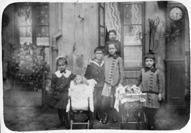 Mit Puppenwagen vor dem Haus, um 1910