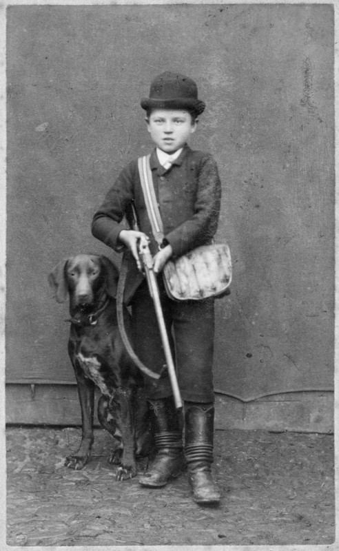 Junge als Jäger verkleidet, um 1900-1910