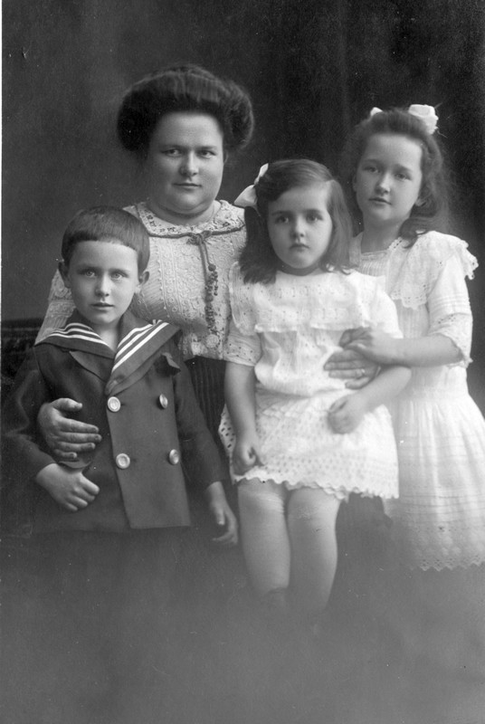 Mutter mit Kindern, um 1900-1910