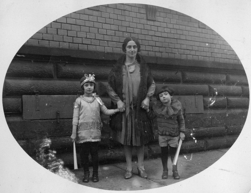 Mutter mit Kindern zu Fasching, 1920er