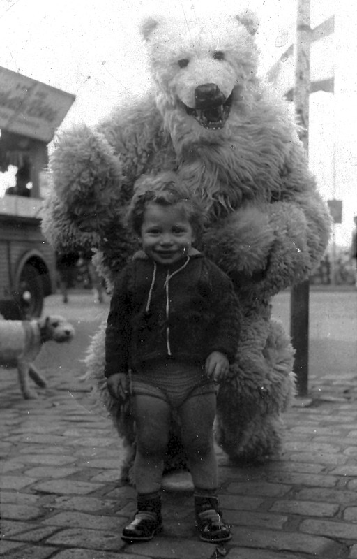 Der kleine Boris T. mit Bär in Berlin 1959