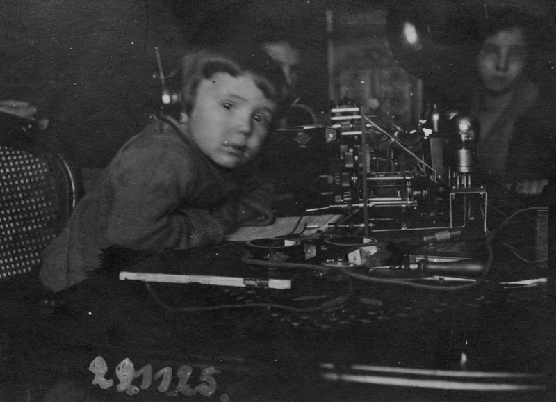 Junge beim Radio hören, Saarbrücken 29.11.1925