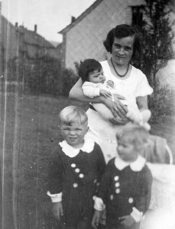 Mutter mit Kindern, Dudweiler / Saar 1934