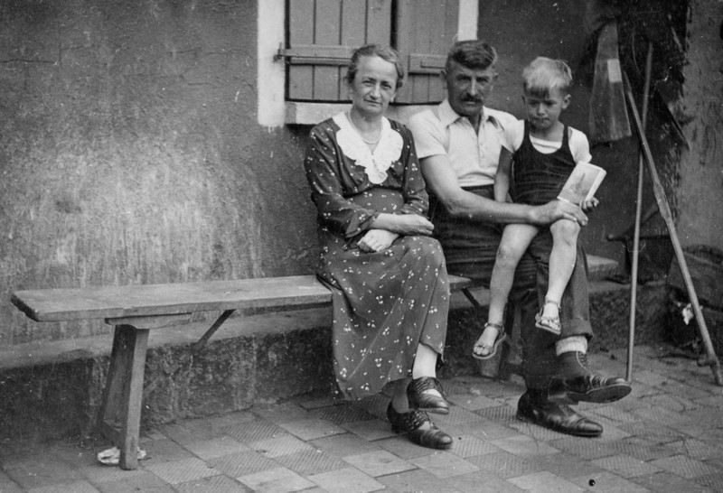 Auf dem Hof der Großeltern bei Saarbrücken um 1937-38