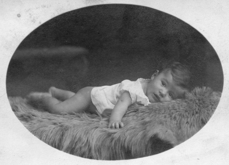 Liegendes Kleinkind auf Fell, Saarland 1910er