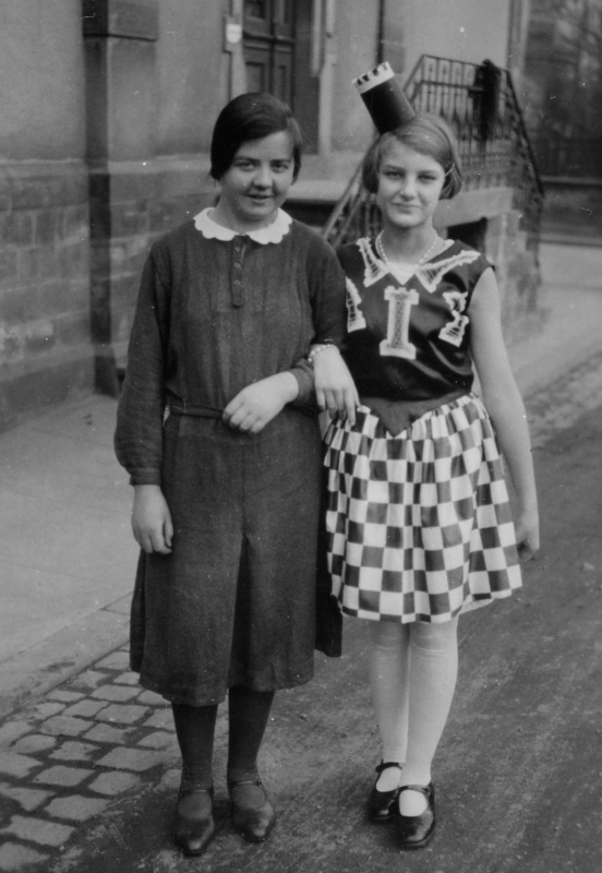 2 Mädchen zu Fasching, Saarland um 1930