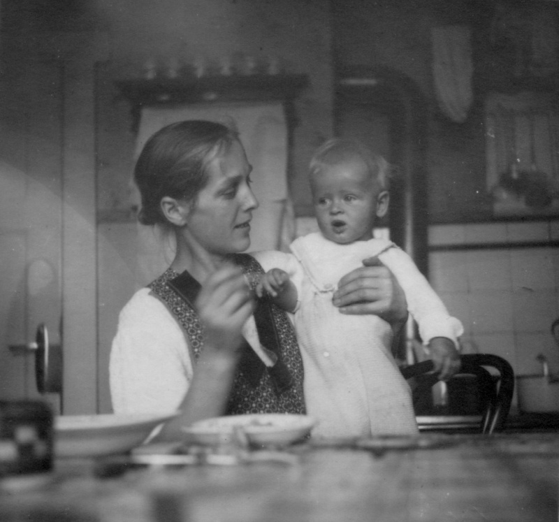 Mit Mutter am Küchentisch, Saarland 1920-30er