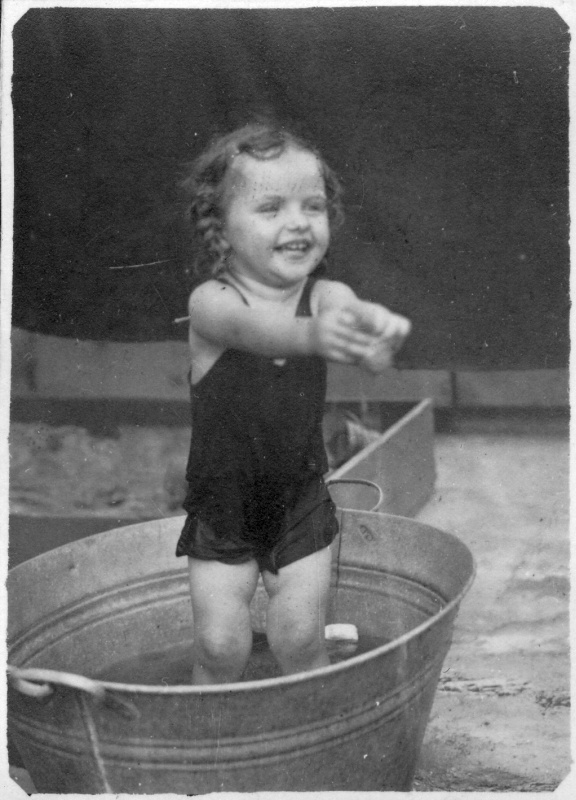Mädchen beim Bad in der Zinkwanne, um 1935