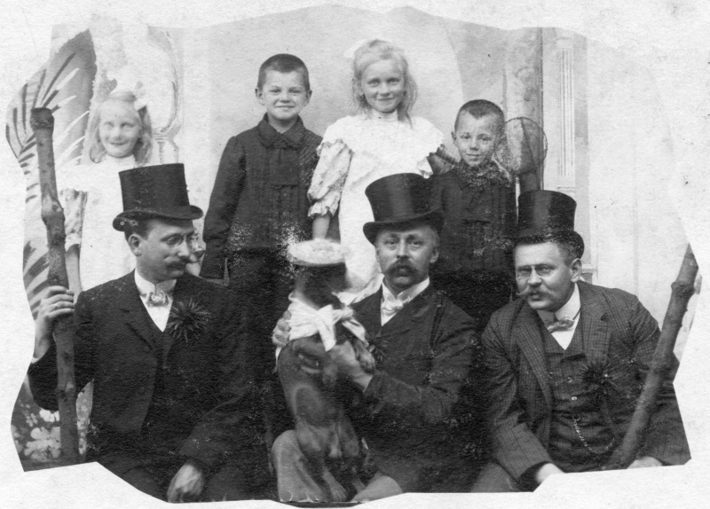 Gruppe mit Wackeldackel, wohl um 1900-1910
